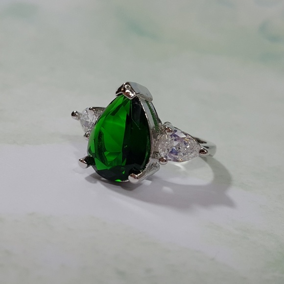 Simulated Emerald and White Cubic Zirconia - Picture 3 of 8